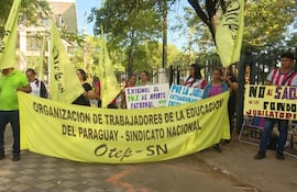 Docentes, miembros de la Organización de Trabajadores de la Educación del Paraguay Sindicato Nacional (OTEP-SN) en inmediaciones del Congreso Nacional