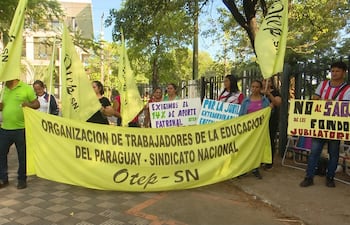 Docentes, miembros de la Organización de Trabajadores de la Educación del Paraguay Sindicato Nacional (OTEP-SN) en inmediaciones del Congreso Nacional