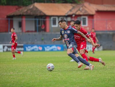 El mediapunta "rayadito" Juan José Heinze domina el esférico ante la marca de Miguel Ángel Pereira. (Foto: APF)