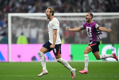 Harry Kane festeja su gol, seguido por Jordan Henderson, que se pasó de festejo y sufrió una seria lesión de manera accidental.