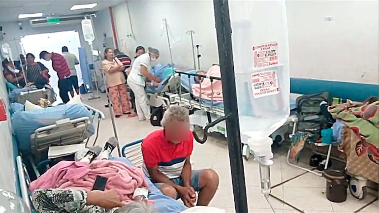 Aglomeración y precariedad en el pasillo de Urgencias del Hospital Central del IPS.