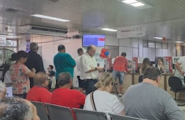 Ciudadanos se aglomeraron este lunes en la Dirección de Tránsito de la Municipalidad de Asunción y denunciaron excesivas demoras, además de la priorización a "gestores".