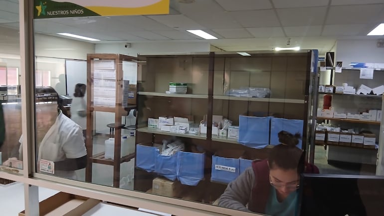 Pacientes dicen que es un negocio la falta de medicamentos en el Hospital de Clínicas, ya que deben comprar de farmacias externas.