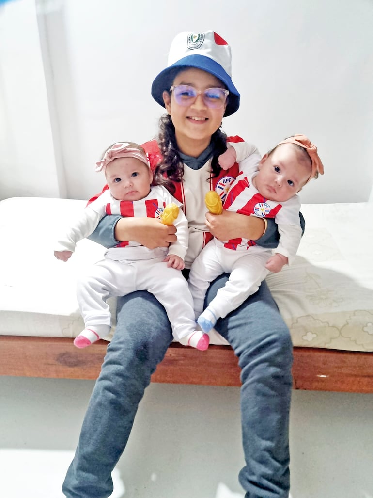 Las gemelas Melody Victoria y Melany Antonella Benítez Vera con Sofia Guadalupe Benítez Recalde. La ternura también viste los colores nacionales.