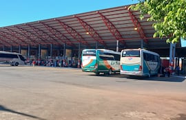 La terminal de buses de la Ciudad de Coronel Oviedo presenta un aumento leve de pasajeros por Semana Santa.