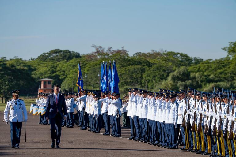 El presidente Santiago Peña participó de la Ceremonia por el “Día de la Fuerza Aérea Paraguaya".