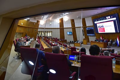 Comisión Bicameral de Presupuesto se reúne con la Rectora de la universidad de Asunción en la sala d sesión de diputados.