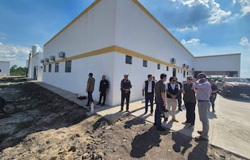 La ministra de salud, recorriendo la nueva obra del hospital