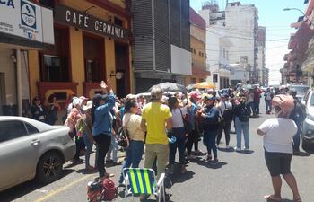 Docentes reclaman que ya están por comenzar las clases y no han firmado sus contratos.