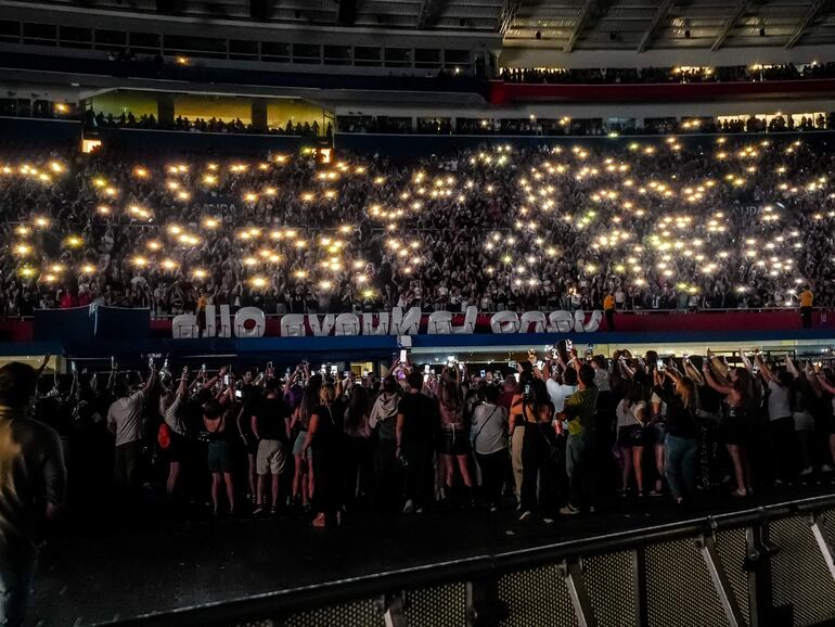 El público presente en La Nueva Olla, con los celulares en alto, durante el inicio del show de Shakira.