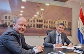 El exministro de Hacienda, Carlos Fernández Valdovinos y el presidente de la República, Santiago Peña.