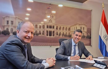 Exministro de Economía, Carlos Fernández Valdovinos, juntao al presidente de la República, Santiago Peña.