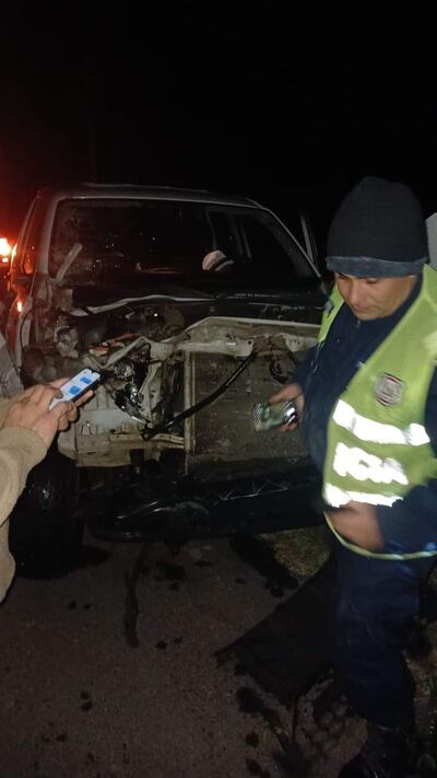 Así quedó la camioneta Volkswagen Amarok 2.0, color blanco, año 2019, con matrícula AAEK 756, de Alberto Rafael Brisco, luego de chocar contra un toro en Villa Oliva.