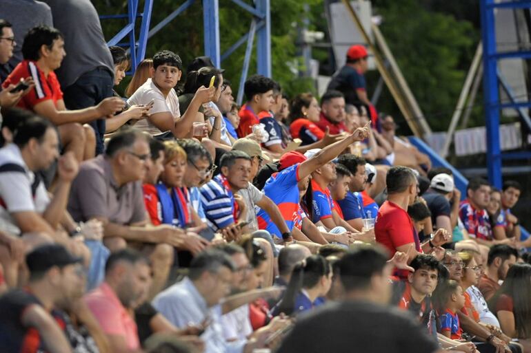 Los aficionados de Cerro Porteño en un partido frente a Sportivo Ameliano Los jugadores del Sportivo Ameliano por la segunda fecha del torneo Apertura 2024 del fútbol paraguayo en el estadio Luis Alfonso Giagni, en Villa Elisa.