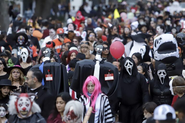 MEX3598. PUEBLA (MÉXICO), 26/10/2024.- Varias personas participan en la tradicional Marcha Siniestra este sábado, en Puebla (México). Las calles del central estado mexicano de Puebla se convirtieron en el camino preferido de cientos de monstruos, personajes de películas y animados para aterrorizar a los observadores sorprendidos. EFE/ Hilda Ríos
