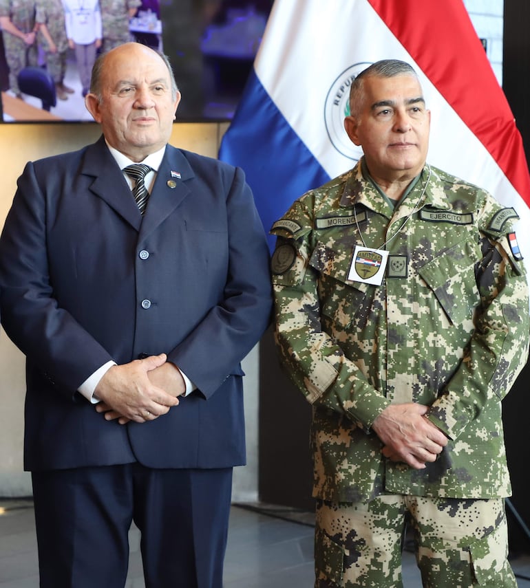 El viceministro de Defensa Gral. Div (R) Lilio Rodolfo Cadozo Samaniego y el Comandante de las Fuerzas Militares Gral. César Moreno Landaira
