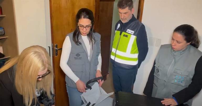 Las fiscalas Claudia Aguilera y Matilde Moreno, en los operativos realizados en Paraguay.