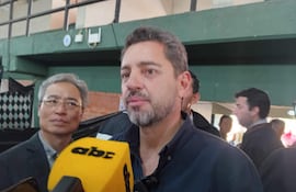 Pedro Alliana visto campamentos de damnificados por la crecida del río Paraná en Ayolas.