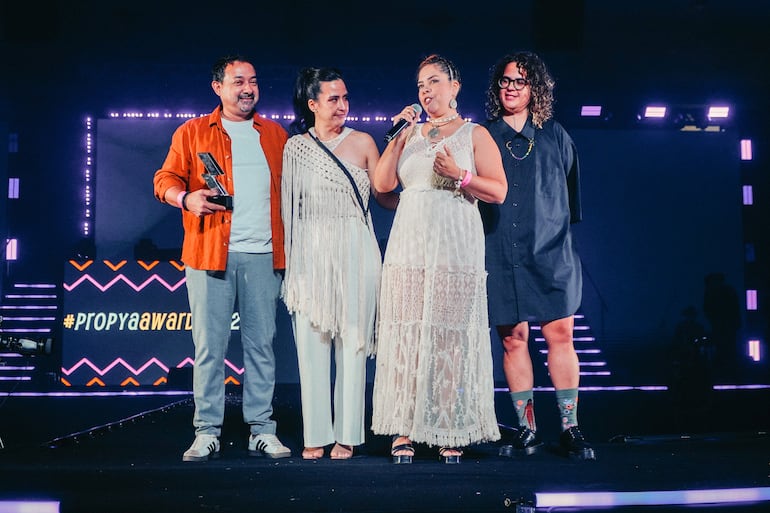 Músicos y equipo técnico de Néstor Ló y Los Caminantes recibieron su premio en representación de todo el grupo.