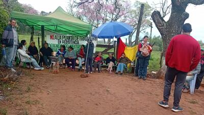 Vecinas del barrio Resistencia mantienen la protesta y el encadenamiento en el exmatadero municipal de San Ignacio contra la instalación de una planta de tratamiento de residuos cloacales.