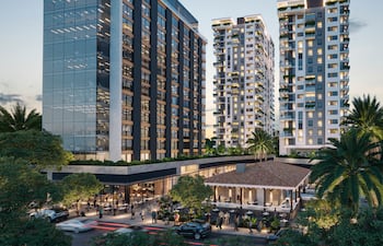 Central Mariscal se impone en el paisaje urbano con su fachada vidriada, proyectando modernidad y solidez en el corazón del Barrio Mariscal.