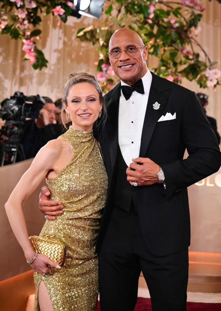 Dwayne "La Roca" Johnson y su esposa Lauren Hashian también derrocharon amor en los Golden Globe Awards. (Frederic J. Brown / AFP) 
