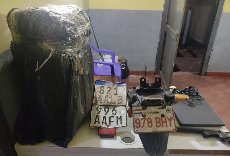 Aprehenden a un hombre e incautan chapas de motos robadas, marihuana y una notebook