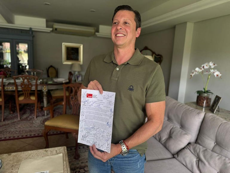 Carlos Morel, Presidente de la Seccional 1, con la nota en la que presidentes de seccionales de Capital de Honor Colorado expresan su apoyo a Raúl Latorre para que sea el precandidato a vicepresidente de Pedro Alliana para el 2028.