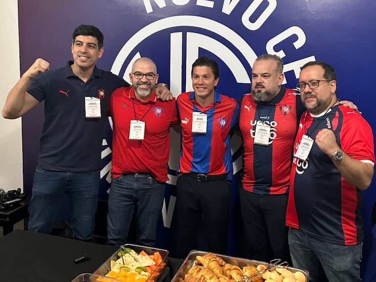 Carlos Rejala (c), candidato a presidente de Cerro Porteño, acompañado por los integrantes del movimiento Nuevo Cerro.