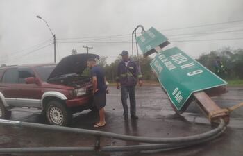 Cartel cayó sobre un vehículo en Remanso.