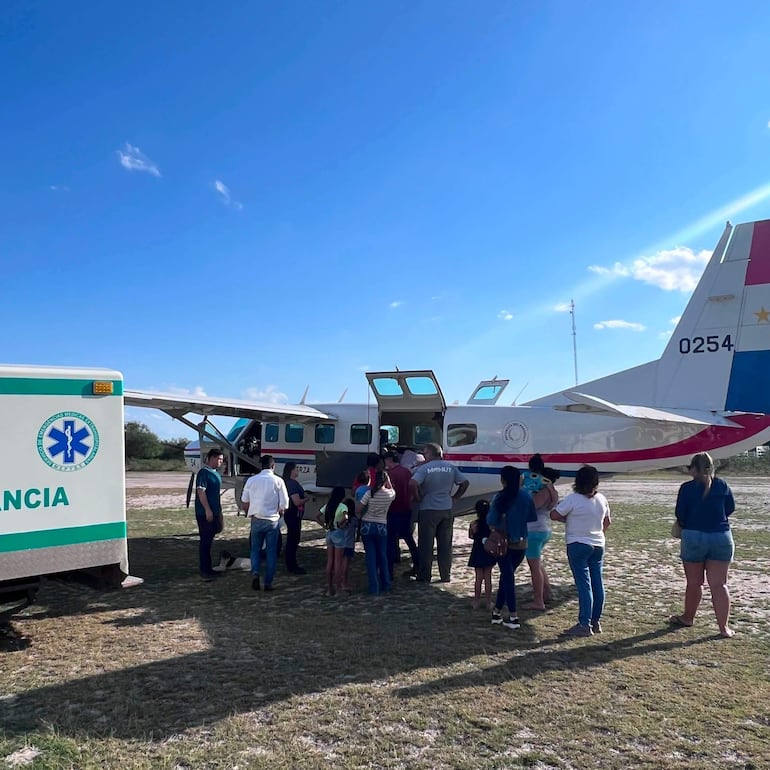 Aviòn militar en el aeropuerto de Bahìa Negra, para trasladar a un enfermo
