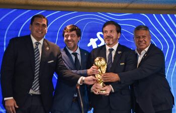 Robert Harrison (APF) ,Ignacio Alonso (AUF), Alejandro Domínguez (Conmebol) y Claudio Tapia (AFA), ayer tras la rueda de prensa.