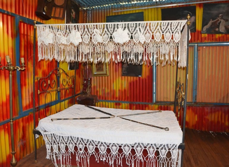 La habitación que perteneció a Alberto Delvalle, con una cama de hierro procedente de Ñeembucú que, según la tradición familiar, habría pertenecido a los López