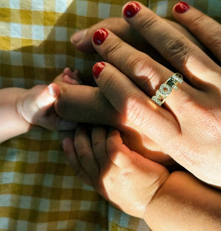 Con esta tierna postal, Millie Bobby Brown y Jake Bongiovi revelaron que recibieron a su segundo hijo. (Instagram/Millie Bobby Brown)