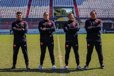 El nuevo entrenador de Fernando de la Mora, Rubén Maldonado posa con los integrantes de su cuerpo técnico: Santiago Pérez (asistente técnico), Pedro Grance (preparador físico) y Henry Lapczyk (entrenador de porteros).