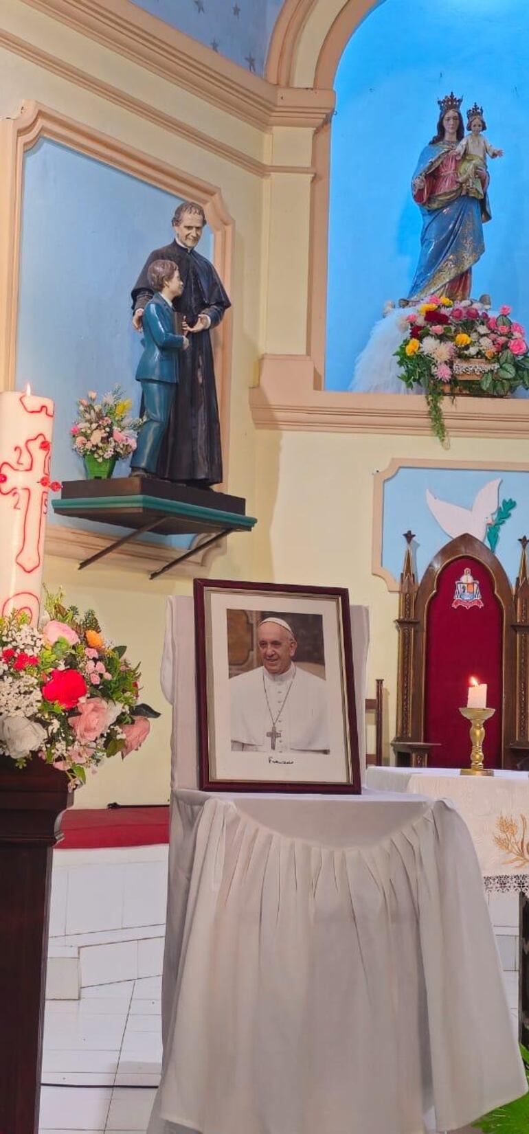 La imagen del papa Francisco en el altar de la catedral de Fuerte Olimpo, donde se ofició una misa por su eterno descanso.