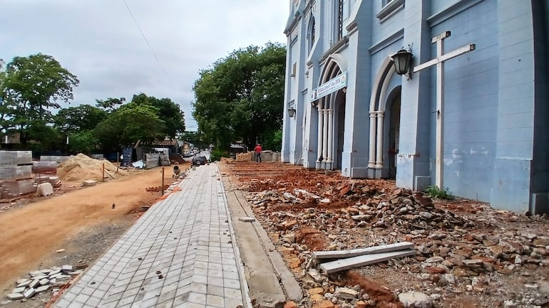 La explanada está intransitable debido a las obras que se están ejecutando.