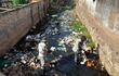 Vecinos de la calle Carmen Soler denunciaron que la contaminación del arroyo ya es insostenible y por los olores, no pueden ni respirar ni comer con comodidad.