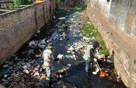Vecinos de la calle Carmen Soler denunciaron que la contaminación del arroyo ya es insostenible y por los olores, no pueden ni respirar ni comer con comodidad.