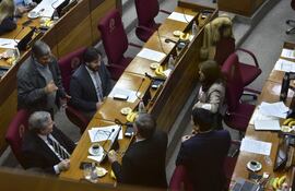 El senador Rubén Velázquez (Yo Creo) conversa con senadores de la oposición en la sala de sesiones del Senado, antes de la definición de la intervención a la administración del intendente Municipal, Miguel Prieto.