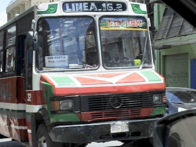 Un bus de la Línea 16-2 varado en la calle Cerro Corá bajo el sol del mediodía.