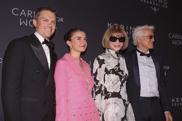 Mark Guiducci, Chloe Malle, Anna Wintour y Baz Luhrman llegando a la gala anual Caring For Women en Nueva York. (EFE/EPA/SARAH YENESEL)
