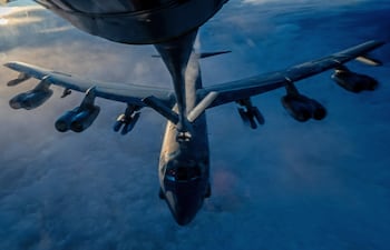Un bombardero B-52 Stratofortress es reabastecido de combustible en pleno vuelo durante una misión de combate contra Irán.