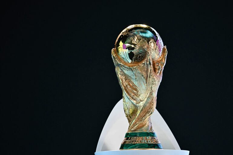 El trofeo de la Copa del Mundo en el sorteo de la repesca intercontinental y los playoffs de la UEFA para el Mundial 2026. 
