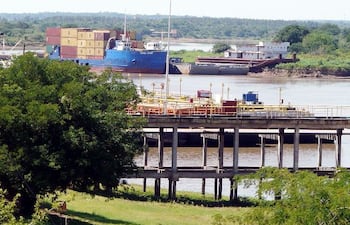Zona de amarraderos sobre el río Paraguay en la ciudad de San Antonio. Foto Archivo.
