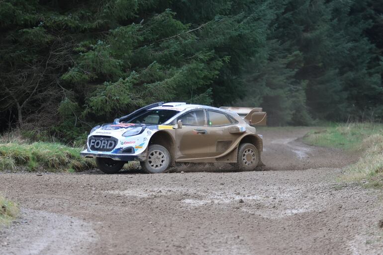 Así luce el Ford Puma Rally1 Hybrid del M-Sport, en el cual competirán los pilotos Adrien Fourmax y Grégoire Munster, con las configuraciones adaptadas para la superficie africana.