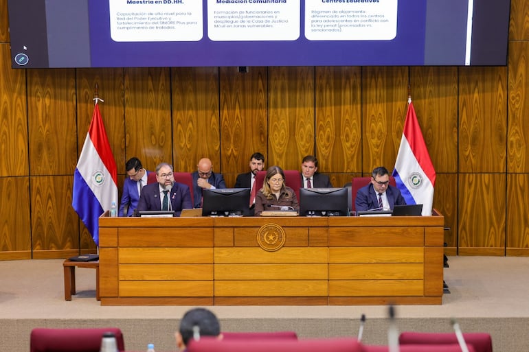 El ministro de Justicia, Rodrigo Nicora, junto a la presidenta de la Comisión Bicameral de Presupuesto (CBP), la diputada Cristina Villalba y el director de la CBP, Ramón Duette.