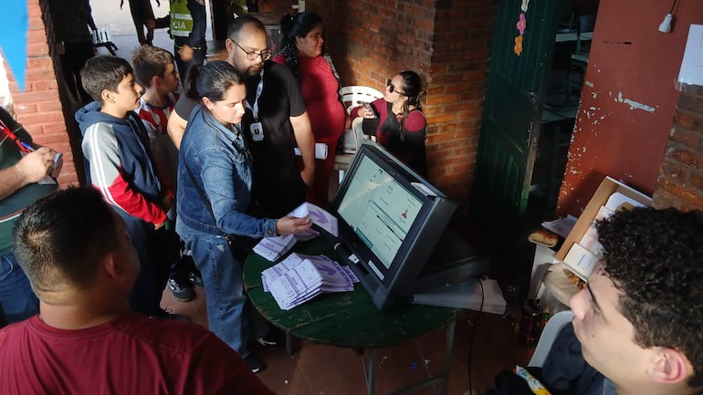 Conteo de votos en el Centro Regional de Educación Natalicio Talavera.