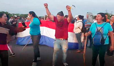 Imágenes de la manifestación tras el fallecimiento de un hombre ayer en la zona de Remansito, Villa Hayes.