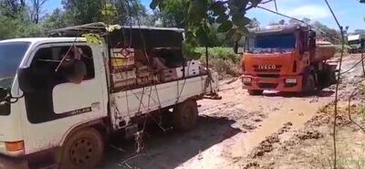 Un camioncito transportador de verduras ayuda a una cisterna del MOPC a salir del lugar donde quedó atrapado; es la zona donde están realizando los trabajos de remiendo.